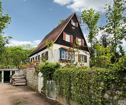 Sanieren oder neu bauen - hier bieten sich viele Möglichkeiten auf großem Grundstück