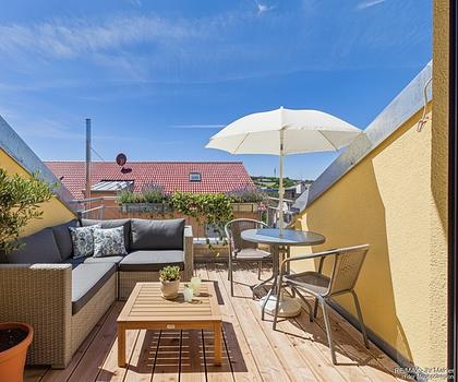 Neubau-Maisonettewohnung mit Süd-Dachterrasse und Einbauküche